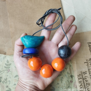 Korale z turkusowym ptaszkiem