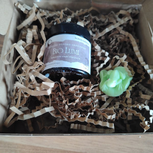 Zestaw prezentowy świeczka wiśnia kokos z naturalnymi olejkami i urocza żabka