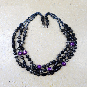 5617 elegancki naszyjnik; wielosznurkowy naszyjnik;   szklane perły; czarny, fioletowy naszyjnik; naszyjnik na prezent