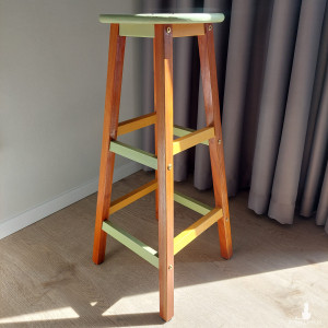 Rustykalny taboret barowy z drewna akacjowego z kolorowymi akcentami