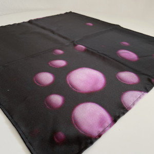 Jedwabna apaszka z autorskim nadrukiem