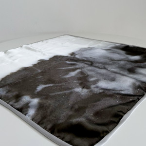 Jedwabna apaszka z autorskim nadrukiem