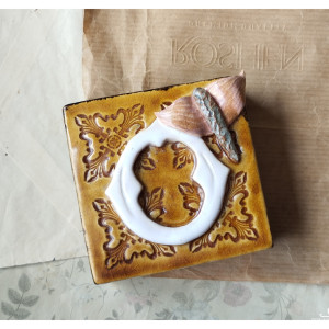 Kafelka z inicjałem