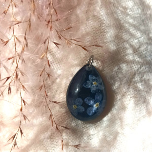 Srebrna łezka zawieszka srebrny wisiorek kwiat naszyjnik żywica z żywicy gipsówka kwiaty z kwiatami naturalne żywe kwiaty niezapominajki niebieski