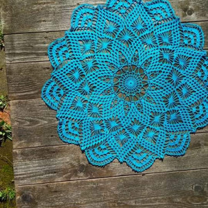 Turkusowa serweta na okrągły stół