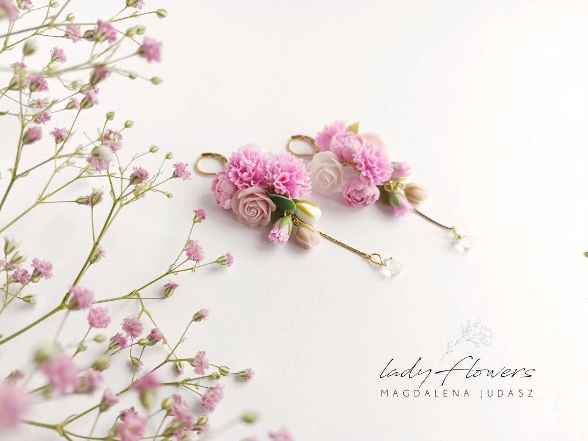 Kolczyki z różowymi kwiatami