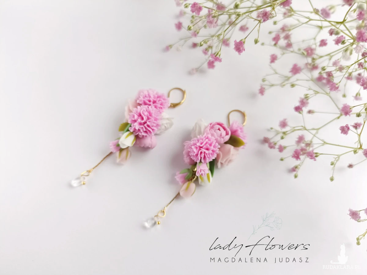 Kolczyki z różowymi kwiatami