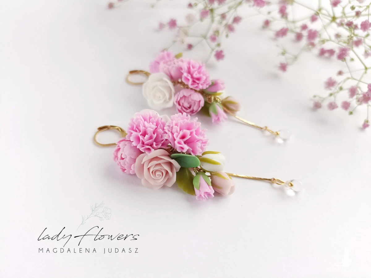 Kolczyki z różowymi kwiatami