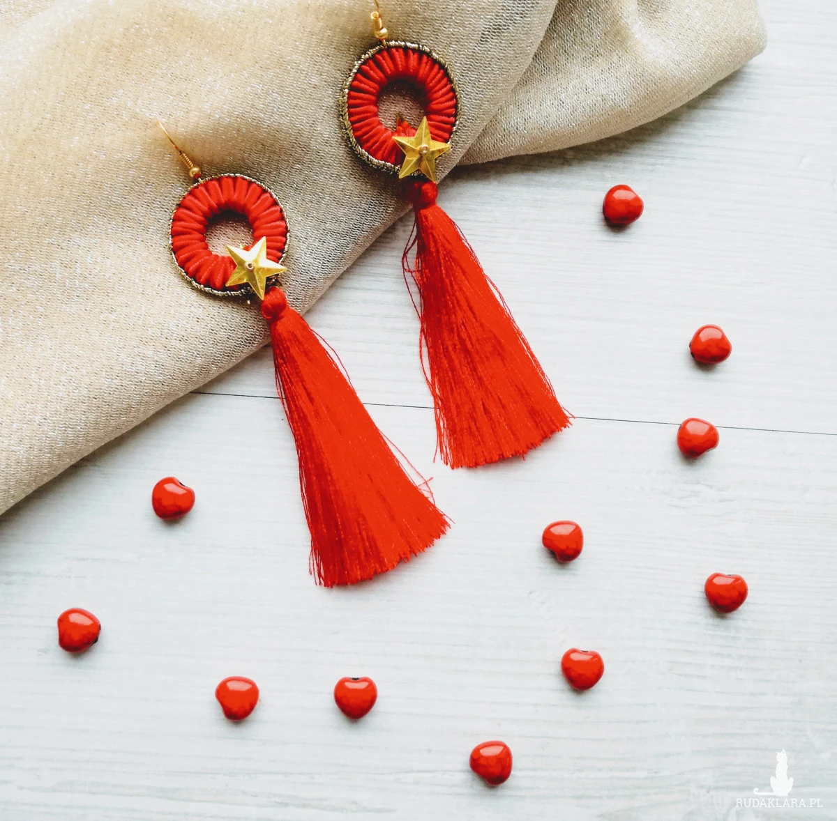 KOLCZYKI ROUND STAR Z GWIAZDKĄ I CHWOSTEM W KOLORZE czerwonym