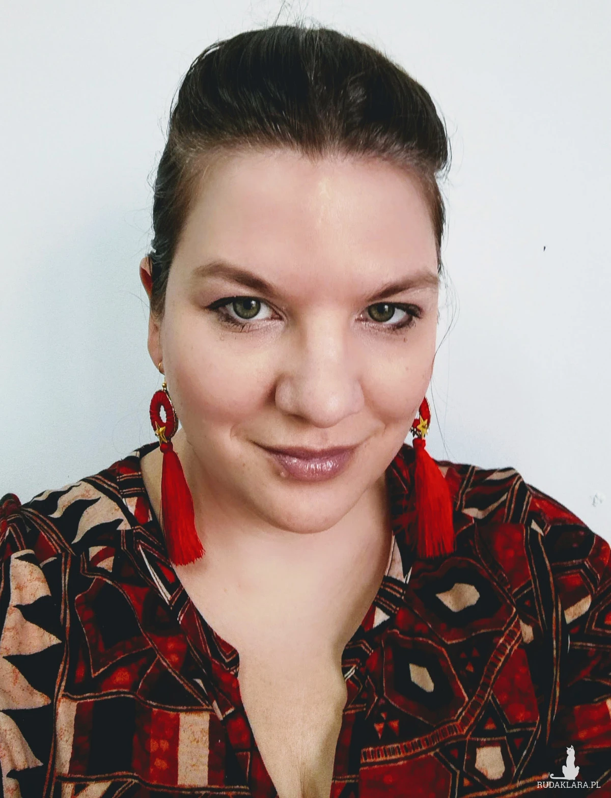 KOLCZYKI ROUND STAR Z GWIAZDKĄ I CHWOSTEM W KOLORZE czerwonym