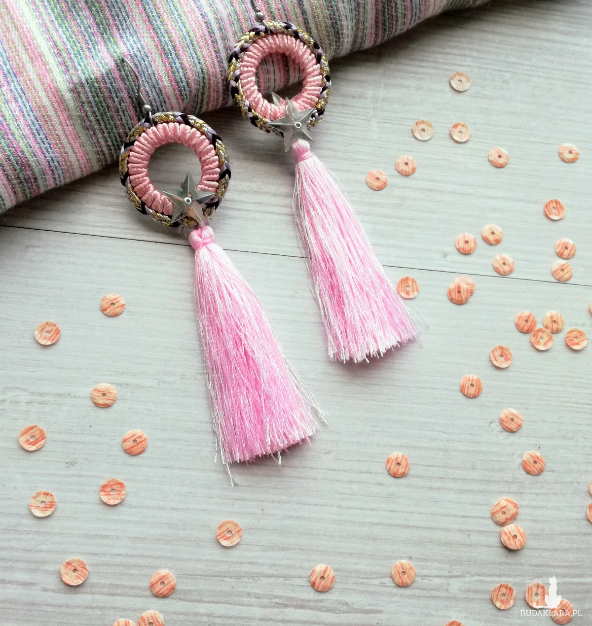 KOLCZYKI ROUND STAR Z GWIAZDKĄ I CHWOSTEM W KOLORZE JASNEGO RÓŻU