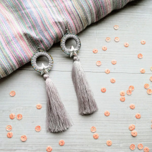 KOLCZYKI ROUND STAR Z GWIAZDKĄ I CHWOSTEM W KOLORZE JASNEJ SZAROŚCI