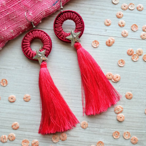 KOLCZYKI ROUND STAR Z GWIAZDKĄ I CHWOSTEM W KOLORZE MALINOWYM