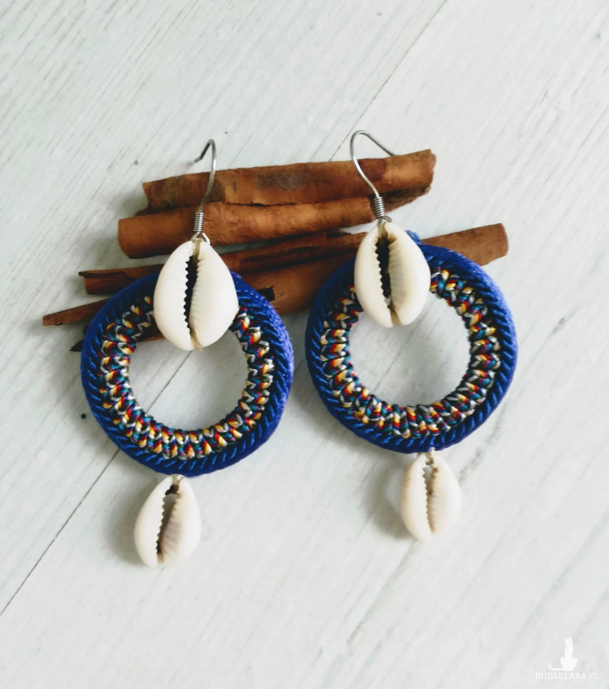 Kolczyki z muszelkami kauri z linii Round Ethnic kobaltowe