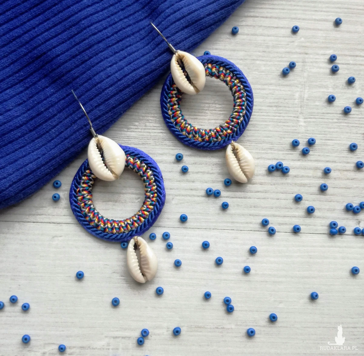 Kolczyki z muszelkami kauri z linii Round Ethnic kobaltowe