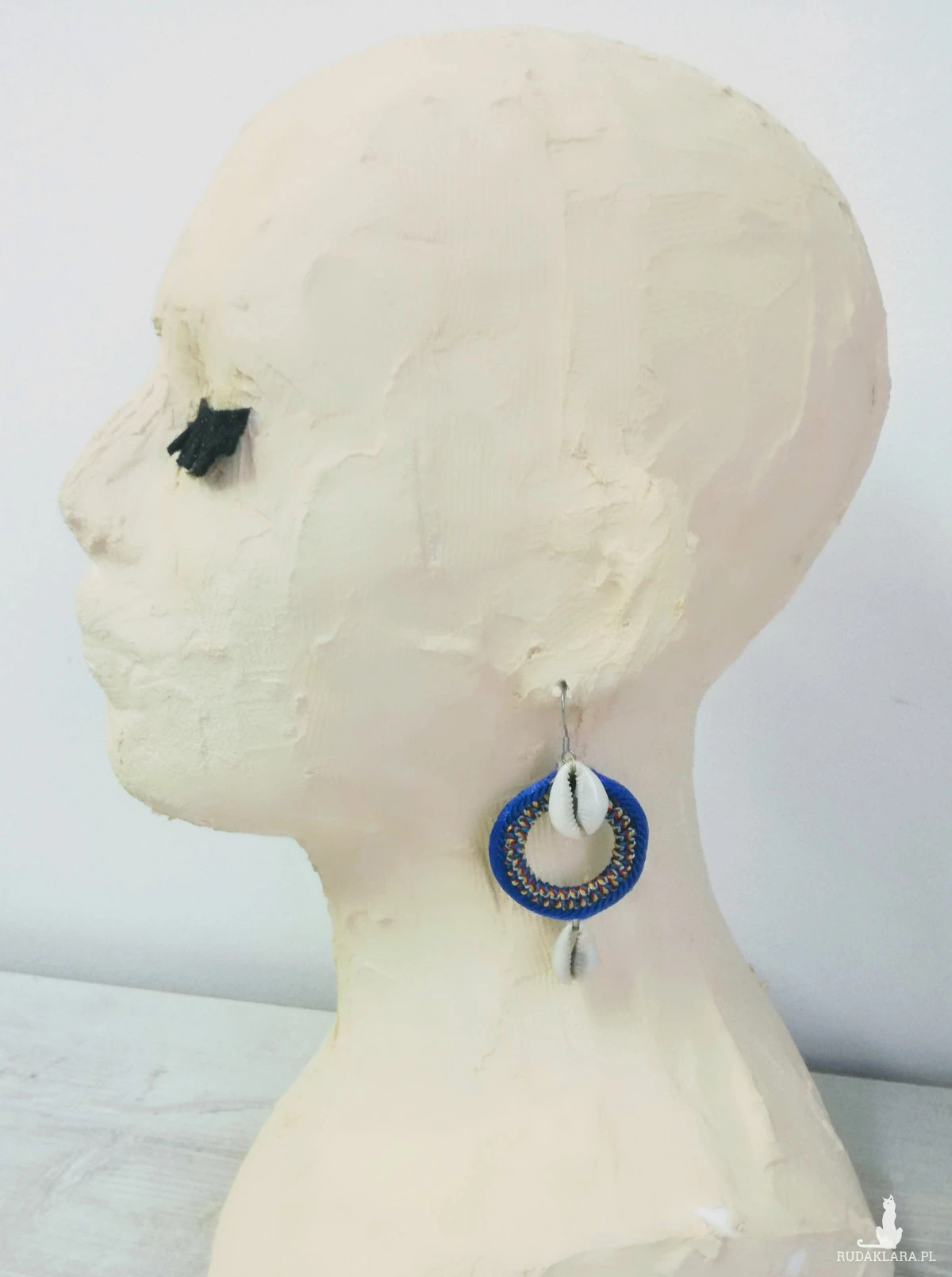 Kolczyki z muszelkami kauri z linii Round Ethnic kobaltowe