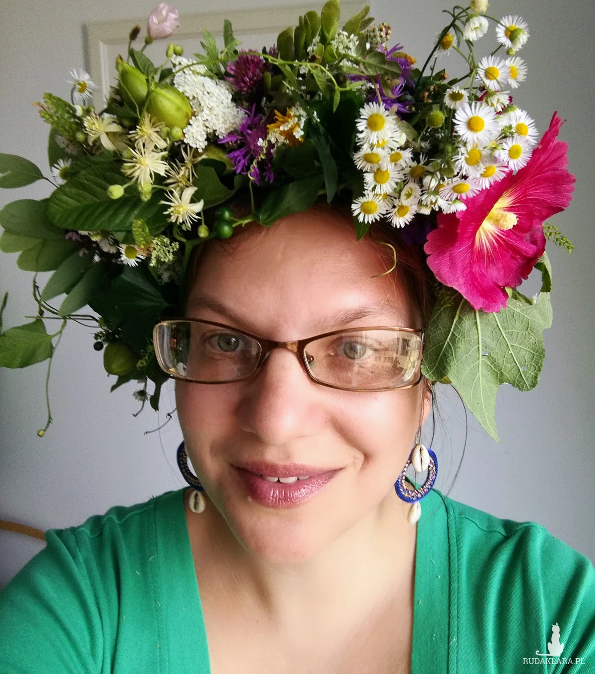 Kolczyki z muszelkami kauri z linii Round Ethnic kobaltowe