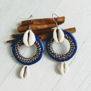 Kolczyki z muszelkami kauri z linii Round Ethnic kobaltowe