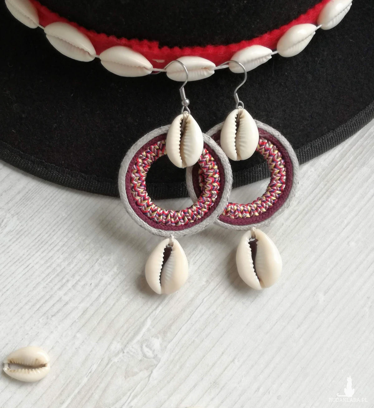 Kolczyki z muszelkami kauri z linii Round Ethnic burgund