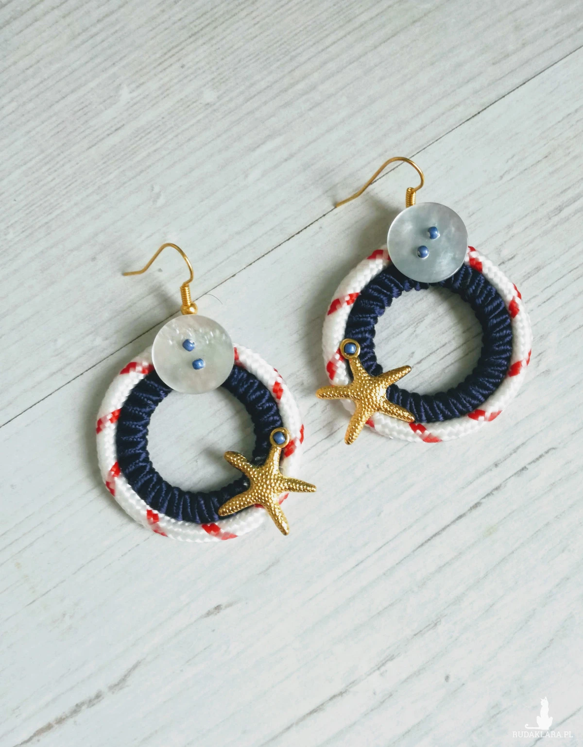 Duże okrągłe kolczyki w stylu marynarskim Round Sailor ze złotymi rozgwiadami
