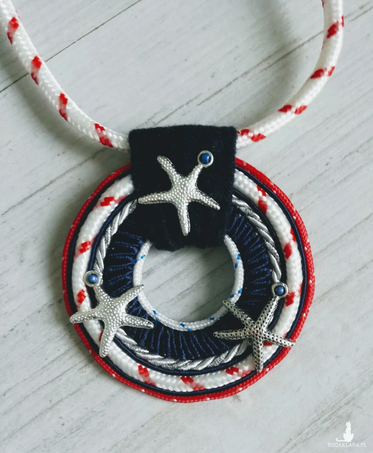 Wisior w stylu marynarskim Round Sailor ze srebrnymi rozgwiadami