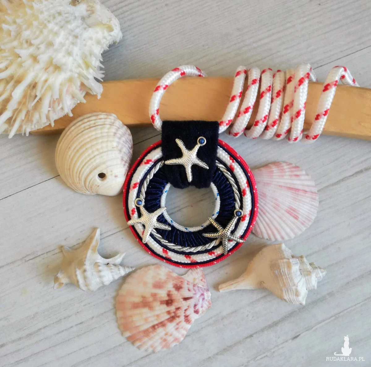 Wisior w stylu marynarskim Round Sailor ze srebrnymi rozgwiadami