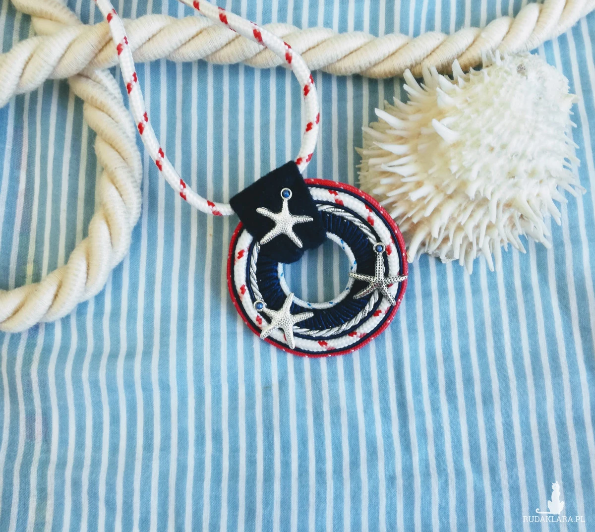 Wisior w stylu marynarskim Round Sailor ze srebrnymi rozgwiadami