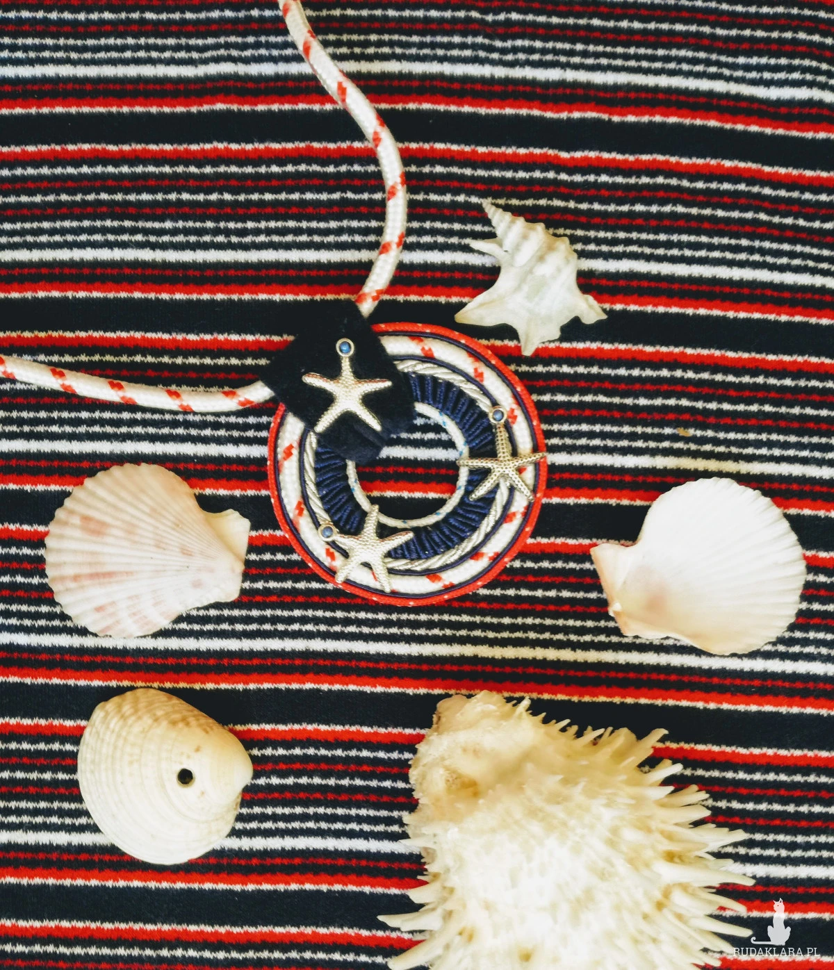 Wisior w stylu marynarskim Round Sailor ze srebrnymi rozgwiadami