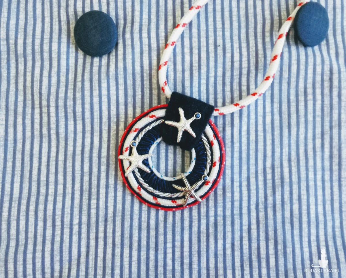 Wisior w stylu marynarskim Round Sailor ze srebrnymi rozgwiadami