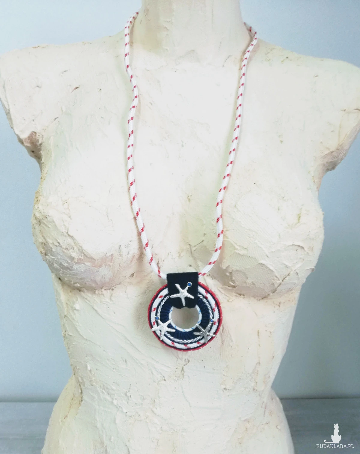 Wisior w stylu marynarskim Round Sailor ze srebrnymi rozgwiadami