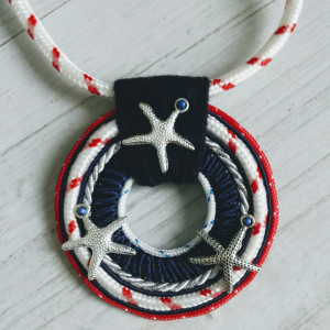 Wisior w stylu marynarskim Round Sailor ze srebrnymi rozgwiadami