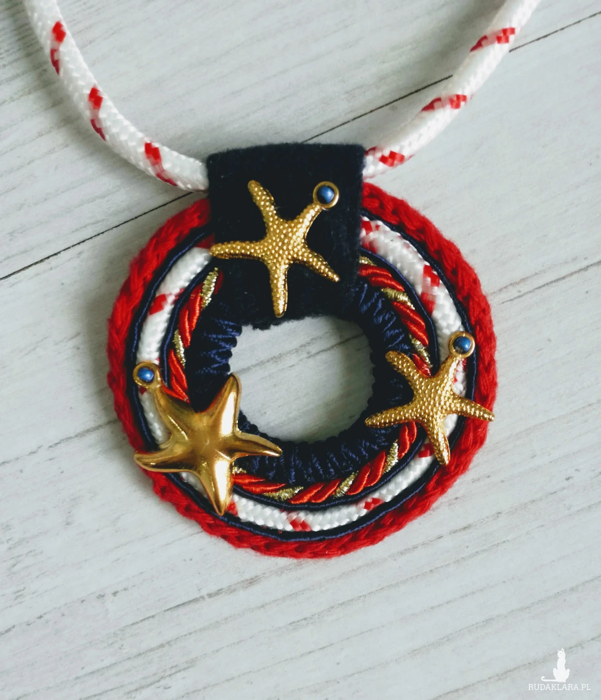 Wisior w stylu marynarskim Round Sailor ze złotymi rozgwiadami