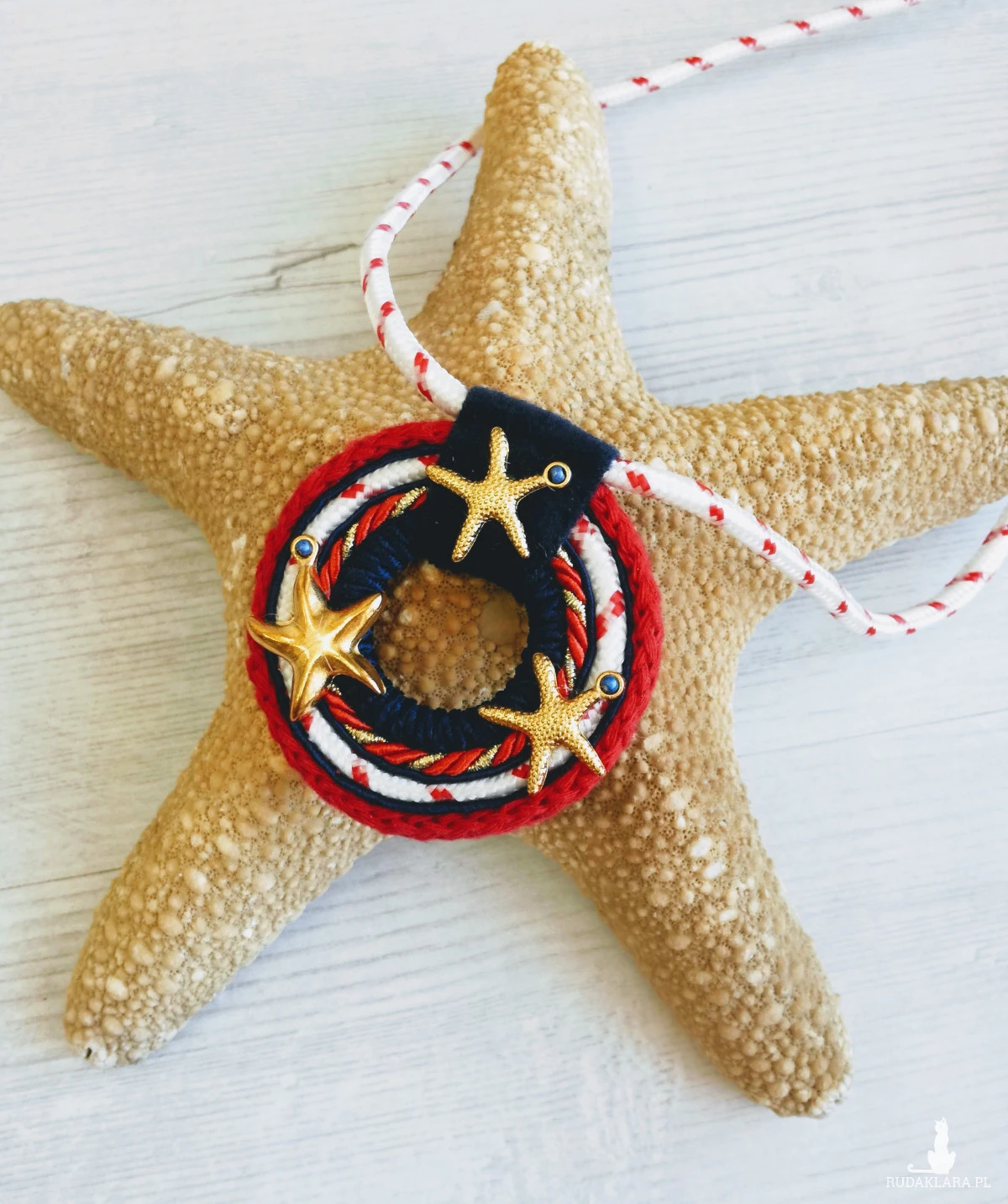 Wisior w stylu marynarskim Round Sailor ze złotymi rozgwiadami