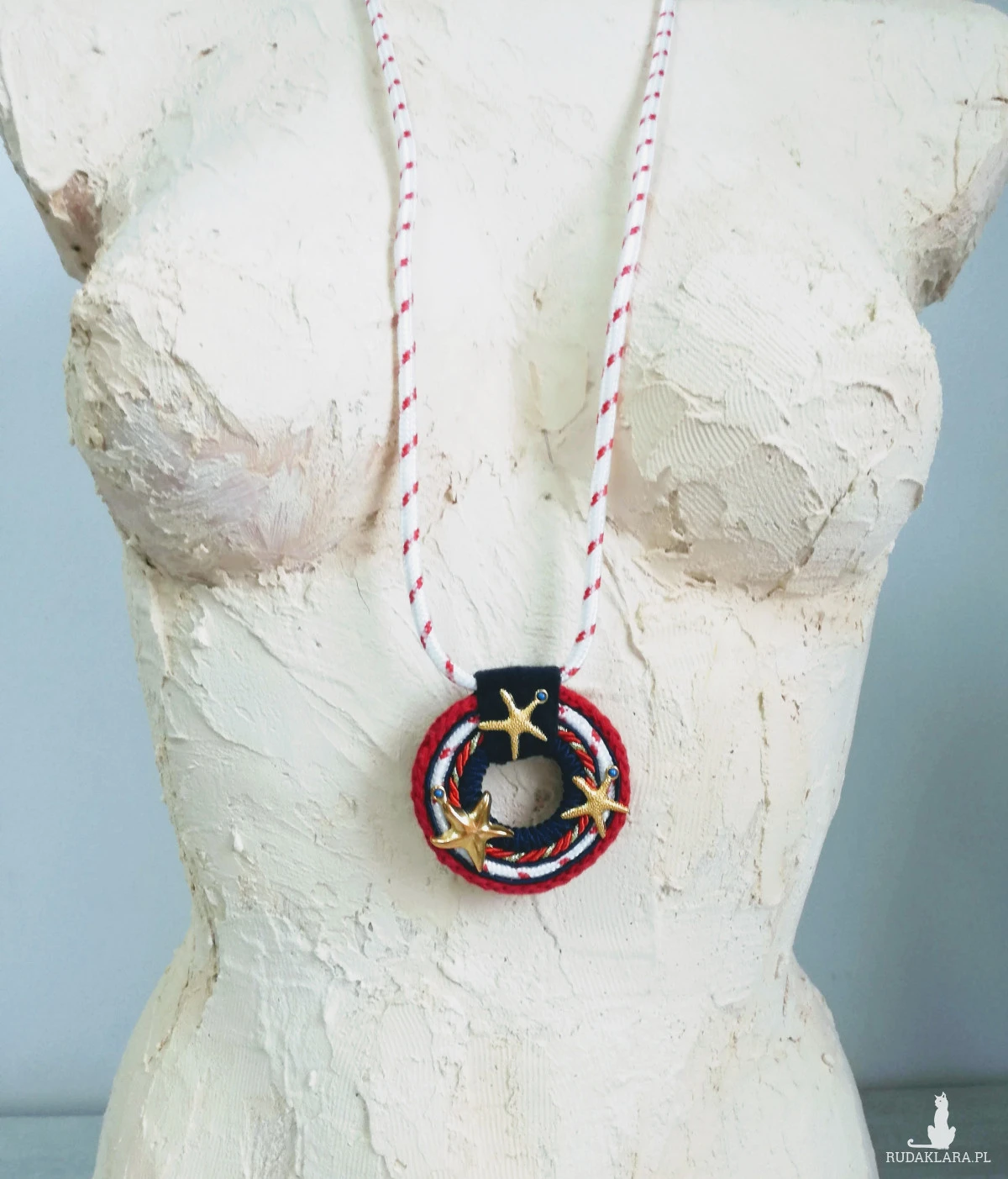 Wisior w stylu marynarskim Round Sailor ze złotymi rozgwiadami