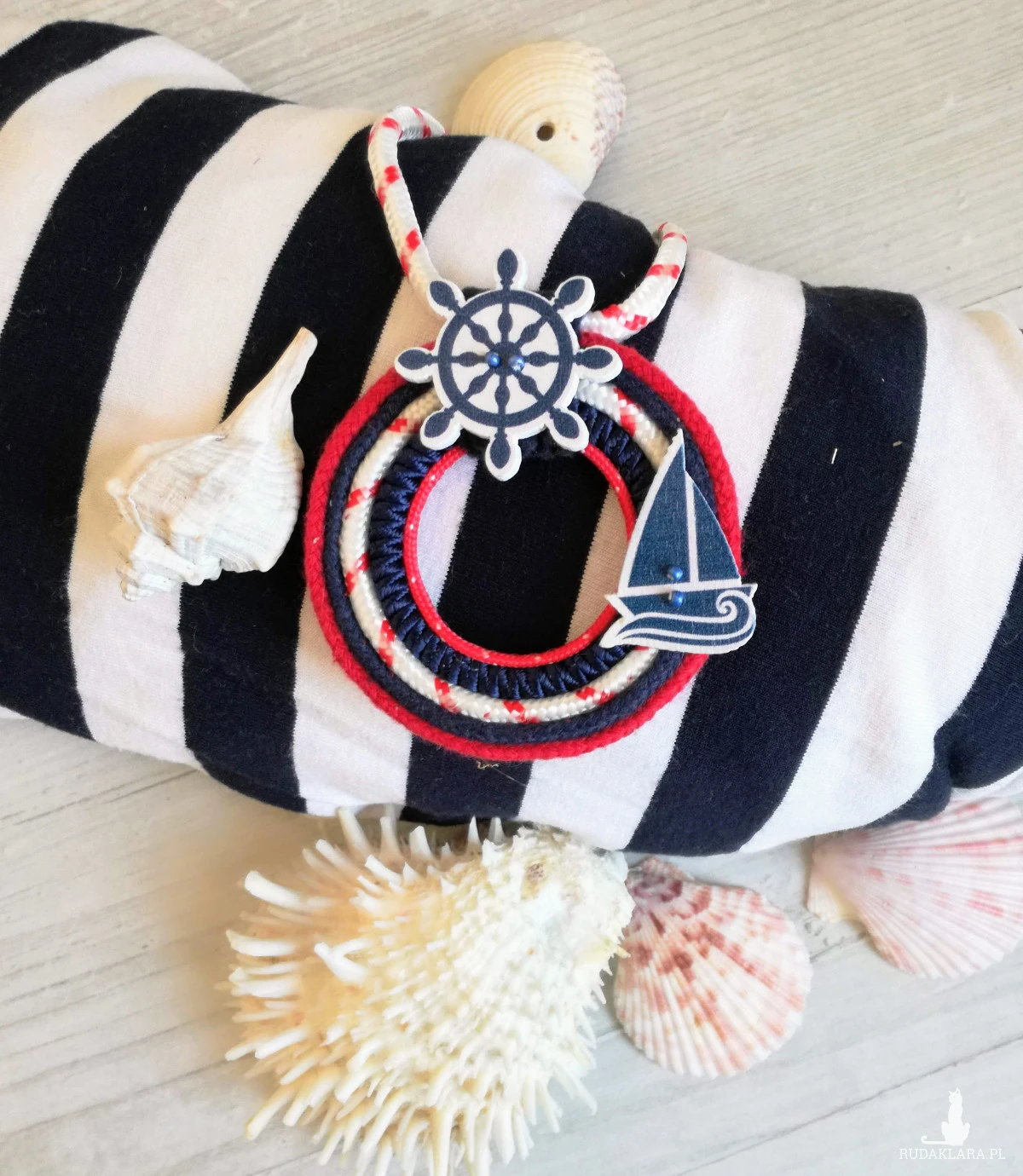 Wisior w stylu marynarskim Round Sailor ze sterem i żaglówką