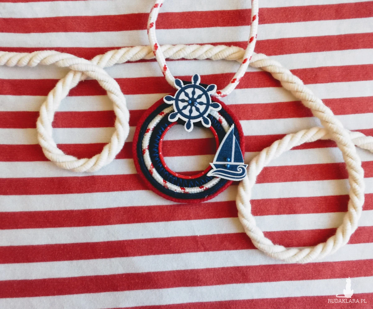 Wisior w stylu marynarskim Round Sailor ze sterem i żaglówką