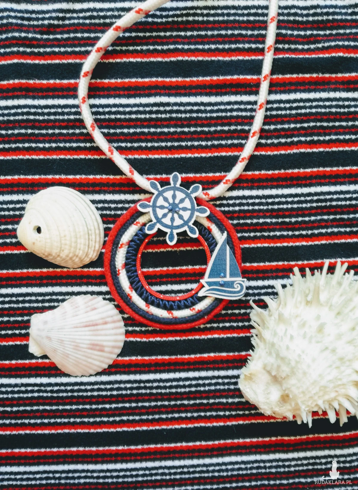 Wisior w stylu marynarskim Round Sailor ze sterem i żaglówką