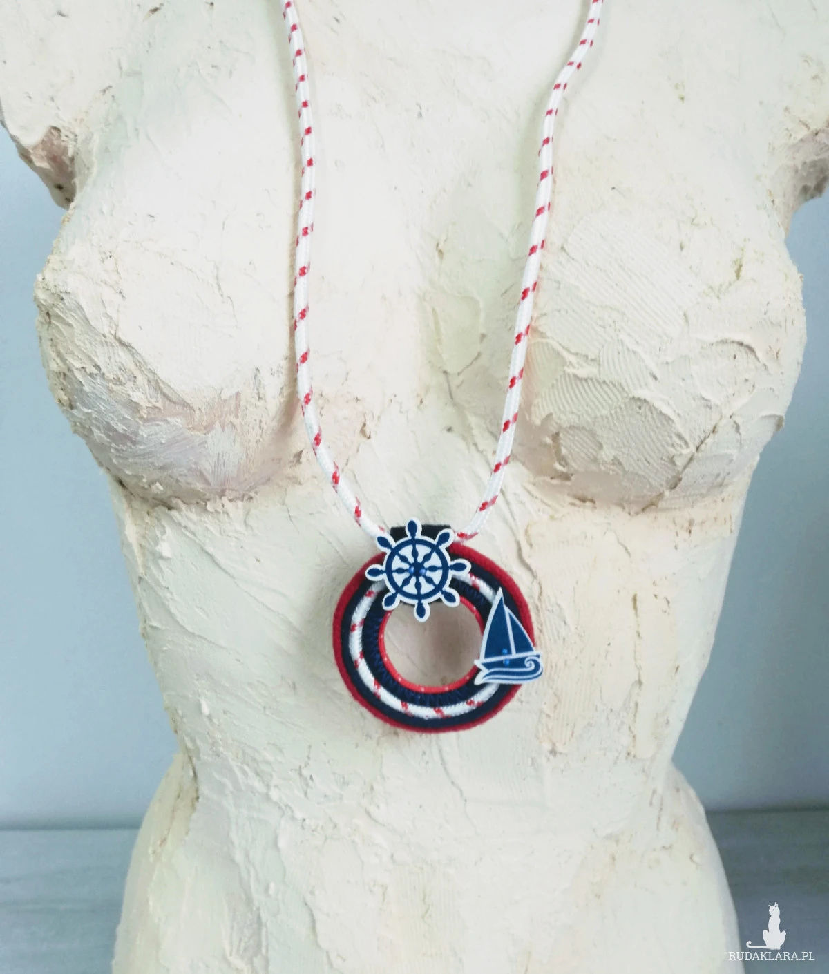 Wisior w stylu marynarskim Round Sailor ze sterem i żaglówką