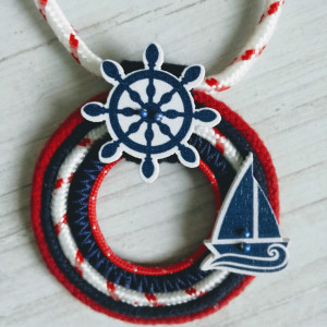 Wisior w stylu marynarskim Round Sailor ze sterem i żaglówką