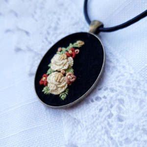 Naszyjnik ręcznie haftowany- żółte róże