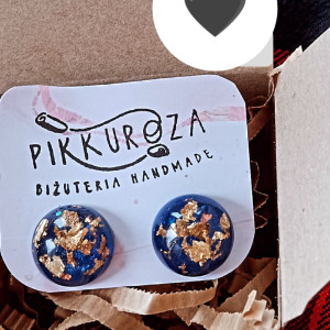 Kolczyki wypukłe granatowe kolczyki żywica złote wkretki