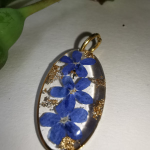 Owalny wisiorek niezapominajka niebieskie kwiaty zawieszka na prezent