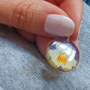 Bratek polny fiołek w żywicy kwiaty suszone zawieszka wisiorek prezent