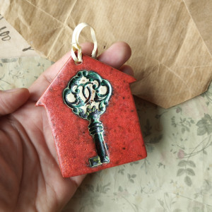Karminowy domek z motywem klucza