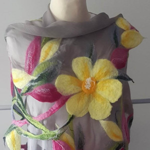 Duży nuno filcowany szal w kolorowe kwiaty