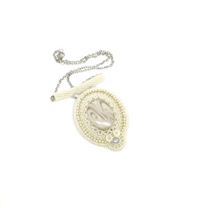 Kremowy wisior z krzemieniem pasiastym