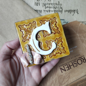 Inicjał "C" z ćmą