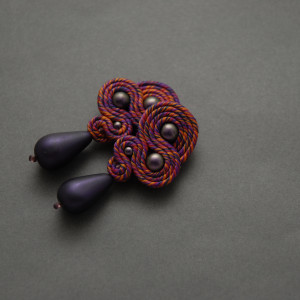 kolorowe kolczyki lub klipsy sutasz