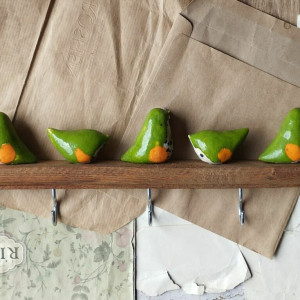 Wieszak z limonkowymi ptaszkami