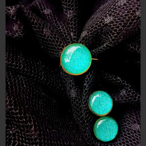 Kolczyki turkus stal i pierścionek turkus z żywicy biżuteria na lato z żywicy